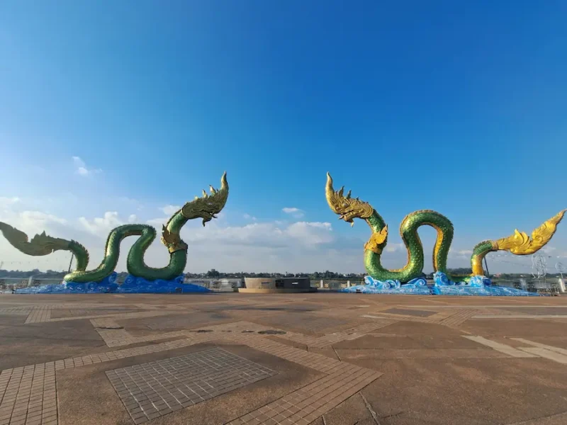 Op de Mekongkade bij de Tha Sadet in de provincie Nong Khai staan twee Naga’s tegenover elkaar die met elkaar lijken te spelen. © Bert Sitters