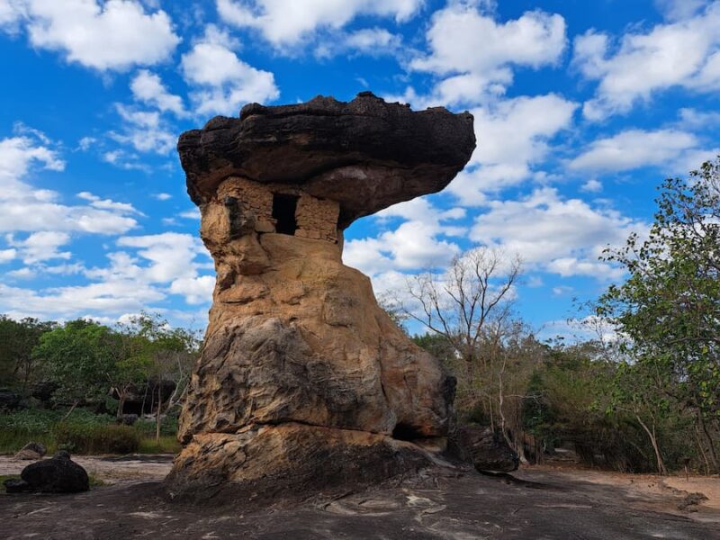 Over de merkwaardige grote stenen met Freudiaanse vormen in Phu Phra Bat Historical Park in de provincie Udon Thani doen veel verhalen de ronde.© Bert Sitters