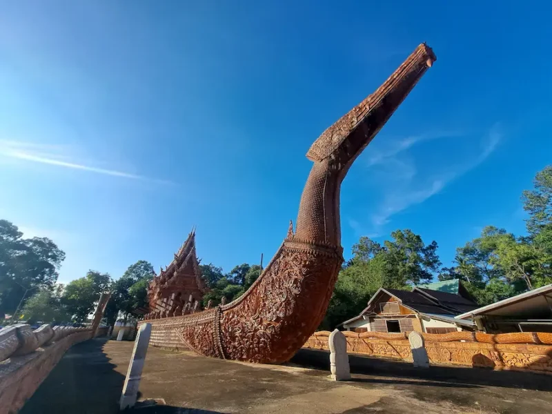 De Wat Sa Prasan Suk-tempel in de provincie Ubon Ratchatani heeft de vorm van een traditionele boot. © Bert Sitters